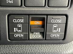 【両側パワースライドドア】スマートキーや運転席のスイッチで後席両側スライドドアの開閉が可能♪電動だから力を入れてドアを開ける必要が無く、小さなお子様でも簡単に開け閉めでき快適です♪ 5