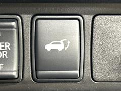 【パワーバックドア】スマートキーや運転席のボタンを押すだけでリアゲートが自動で開閉します！荷物を持っている時や、高い位置にあるバックドアを閉める際に便利な機能です♪ 7