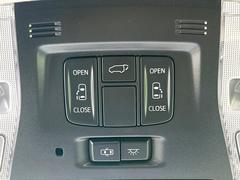 【両側パワースライドドア】スマートキーや運転席のスイッチで後席両側スライドドアの開閉が可能♪電動だから力を入れてドアを開ける必要が無く、小さなお子様でも簡単に開け閉めでき快適です♪ 6