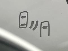 【ブラインドスポットモニター】走行中、ドアミラーの死角になりやすい箇所に後続車が接近するとサイドミラーのレンズに警告を表示！ドライバーに注意喚起をしてくれます。 6