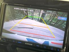 【バックカメラ】駐車時に後方がリアルタイム映像で確認できます。大型商業施設や立体駐車場での駐車時や、夜間のバック時に大活躍！運転スキルに関わらず、今や必須となった装備のひとつです！ 5