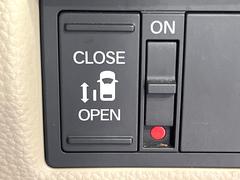 【パワースライドドア】スマートキーや運転席のスイッチでスライドドアの開閉が可能♪電動だから力を入れてドアを開ける必要が無く、小さいお子様でも、重い荷物を持っている時もラクに開け閉めできます♪ 6