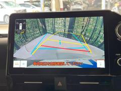 【バックカメラ】駐車時に後方がリアルタイム映像で確認できます。大型商業施設や立体駐車場での駐車時や、夜間のバック時に大活躍！運転スキルに関わらず、今や必須となった装備のひとつです！ 5