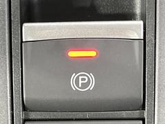 【電動パーキングブレーキ】パーキングブレーキは便利な電動式！ボタン一つで操作でき、アクセルを踏めば自動で解除されます♪レバーやペダルが無いので運転席廻りもすっきりしますね♪ 5