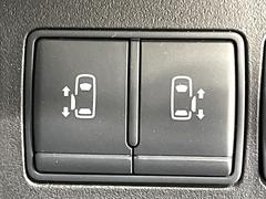 【両側パワースライドドア】スマートキーや運転席のスイッチで後席両側スライドドアの開閉が可能♪電動だから力を入れてドアを開ける必要が無く、小さなお子様でも簡単に開け閉めでき快適です♪ 6