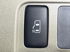 【パワースライドドア】スマートキーや運転席のスイッチでスライドドアの開閉が可能♪電動だから力を入れてドアを開ける必要が無く、小さいお子様でも、重い荷物を持っている時もラクに開け閉めできます♪ 5