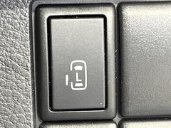 【両側スライドドア】駐車場で隣の車との間隔が狭く乗りにくい時、スライドドアなら安心！ドアオープン時も幅を取らず、開口部が広いので乗り降りがとっても簡単です。大きな荷物の出し入れも後席から可能♪ 4