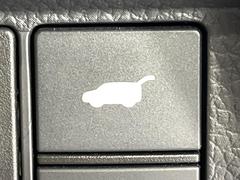 【パワーバックドア】スマートキーや運転席のボタンを押すだけでリアゲートが自動で開閉します！荷物を持っている時や、高い位置にあるバックドアを閉める際に便利な機能です♪ 7