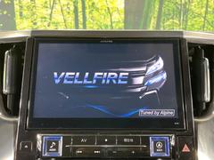 【大画面ナビ】人気の大型１０インチナビを装備。存在感のある大画面はインパクト大！ナビ利用時のマップ表示は見やすく、テレビやＤＶＤは臨場感がアップ！いつものドライブがグッと楽しくなります♪ 3