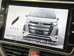 【純正１０型ナビ】人気の純正１０型ナビを装備。オーディオ機能も充実しており、Ｂｌｕｅｔｏｏｔｈ接続すればお持ちのスマホやＭＰ３プレイヤーの音楽を再生可能！毎日の運転がさらに楽しくなります！！ 3