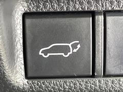 【パワーバックドア】スマートキーや運転席のボタンを押すだけでリアゲートが自動で開閉します！荷物を持っている時や、高い位置にあるバックドアを閉める際に便利な機能です♪ 5
