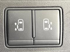 【両側パワースライドドア】スマートキーや運転席のスイッチで後席両側スライドドアの開閉が可能♪電動だから力を入れてドアを開ける必要が無く、小さなお子様でも簡単に開け閉めでき快適です♪ 7