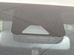 【トヨタセーフティセンス】走行中に前方の車両等を認識し、衝突しそうな時は警報とブレーキで衝突回避と被害軽減をアシスト。より安全にドライブをお楽しみいただけます。 5