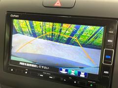 【バックカメラ】駐車時に後方がリアルタイム映像で確認できます。大型商業施設や立体駐車場での駐車時や、夜間のバック時に大活躍！運転スキルに関わらず、今や必須となった装備のひとつです！ 4