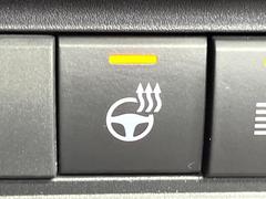 【ステアリングヒーター】冬場に冷たくなりやすい革巻きステアリングを、スイッチ一つで素早く適温に！エアコンよりも早く温まってくれるので、寒い日の運転も快適になりますね♪ 7