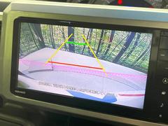 【バックカメラ】駐車時に後方がリアルタイム映像で確認できます。大型商業施設や立体駐車場での駐車時や、夜間のバック時に大活躍！運転スキルに関わらず、今や必須となった装備のひとつです！ 4