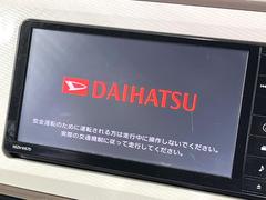 【純正ナビ】人気の純正ナビを装備しております。ナビの使いやすさはもちろん、オーディオ機能も充実！キャンプや旅行はもちろん、通勤や買い物など普段のドライブも楽しくなるはず♪ 4