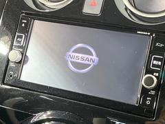【純正ナビ】人気の純正ナビを装備。オーディオ機能も充実しており、Ｂｌｕｅｔｏｏｔｈ接続すればお持ちのスマホやＭＰ３プレイヤーの音楽を再生可能！毎日の運転がさらに楽しくなります！！ 3