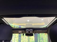 【ガラスルーフ】ガラスルーフ搭載で車内の解放感が一気にアップ！開放的なドライブをお楽しみいただけます。 5