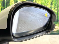 【ブラインドスポットインフォメーション】走行中、ドアミラーの死角になりやすい箇所に後続車が接近するとサイドミラー付近に警告を表示、ドライバーに注意喚起をしてくれます。 5