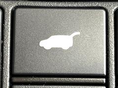 【パワーバックドア】スマートキーや運転席のボタンを押すだけでリアゲートが自動で開閉します！荷物を持っている時や、高い位置にあるバックドアを閉める際に便利な機能です♪ 6