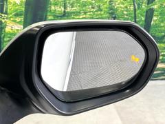 【ブラインドスポットモニター】走行中、ドアミラーの死角になりやすい箇所に後続車が接近するとサイドミラーのレンズに警告を表示！ドライバーに注意喚起をしてくれます。 5