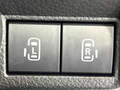 【両側パワースライドドア】スマートキーや運転席のスイッチで後席両側スライドドアの開閉が可能♪電動だから力を入れてドアを開ける必要が無く、小さなお子様でも簡単に開け閉めでき快適です♪ 3