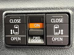 【両側パワースライドドア】スマートキーや運転席のスイッチで後席両側スライドドアの開閉が可能♪電動だから力を入れてドアを開ける必要が無く、小さなお子様でも簡単に開け閉めでき快適です♪ 7