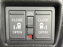 【両側パワースライドドア】スマートキーや運転席のスイッチで後席両側スライドドアの開閉が可能♪電動だから力を入れてドアを開ける必要が無く、小さなお子様でも簡単に開け閉めでき快適です♪ 6
