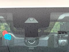 【インテリジェントエマージェンシーブレーキ】フロントカメラで前方の車両や歩行者を検知。衝突しそうな時は衝突被害軽減ブレーキが作動、衝突回避をサポート。より安全にドライブをお楽しみいただけます。 5
