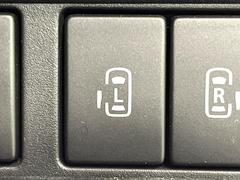 【両側パワースライドドア】スマートキーや運転席のスイッチで後席両側スライドドアの開閉が可能♪電動だから力を入れてドアを開ける必要が無く、小さなお子様でも簡単に開け閉めでき快適です♪ 5