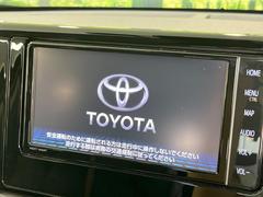 【純正ナビ】人気の純正ナビを装備しております。ナビの使いやすさはもちろん、オーディオ機能も充実！キャンプや旅行はもちろん、通勤や買い物など普段のドライブも楽しくなるはず♪ 3