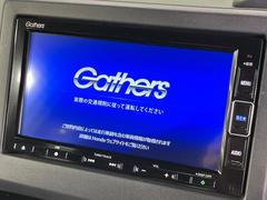 【純正ナビ】人気の純正ナビを装備。オーディオ機能も充実しており、Ｂｌｕｅｔｏｏｔｈ接続すればお持ちのスマホやＭＰ３プレイヤーの音楽を再生可能！毎日の運転がさらに楽しくなります！！ 4