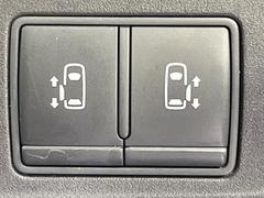【ハンズフリー機能付き両側パワースライドドア】スライドドアの下に足先を入れてすぐ引くと、自動的にスライドドアが開閉します！荷物で両手がふさがった状態でも、ドアの開閉ができてとっても便利！ 5