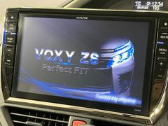 【ＢＩＧ-Ｘ１０インチナビ】人気の大画面ＢＩＧ-Ｘナビを装備。専用設計で車内の雰囲気にマッチ！ナビ利用時のマップ表示は見やすく、テレビやＤＶＤは臨場感がアップ！いつものドライブがグッと楽しくなります♪ 4
