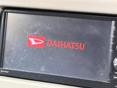 【純正ナビ】人気の純正ナビを装備しております。ナビの使いやすさはもちろん、オーディオ機能も充実！キャンプや旅行はもちろん、通勤や買い物など普段のドライブも楽しくなるはず♪ 3