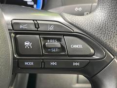 【レーダークルーズコントロール】高速道路での長距離走行が楽に！！自動で速度を保つクルーズコントロールが、衝突軽減システムと連携し、前方の車両を感知して車間を保つように速度調節してくれます！！ 6