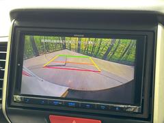 【バックカメラ】駐車時に後方がリアルタイム映像で確認できます。大型商業施設や立体駐車場での駐車時や、夜間のバック時に大活躍！運転スキルに関わらず、今や必須となった装備のひとつです！ 4