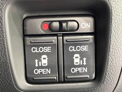 【両側パワースライドドア】スマートキーや運転席のスイッチで後席両側スライドドアの開閉が可能♪電動だから力を入れてドアを開ける必要が無く、小さなお子様でも簡単に開け閉めでき快適です♪ 5