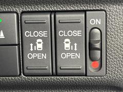 【両側パワースライドドア】スマートキーや運転席のスイッチで後席両側スライドドアの開閉が可能♪電動だから力を入れてドアを開ける必要が無く、小さなお子様でも簡単に開け閉めでき快適です♪ 6