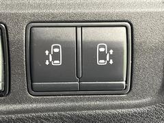 【ハンズフリー機能付き両側パワースライドドア】スライドドアの下に足先を入れてすぐ引くと、自動的にスライドドアが開閉します！荷物で両手がふさがった状態でも、ドアの開閉ができてとっても便利！ 7