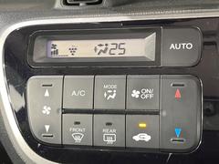 【オートエアコン】一度お好みの温度に設定すれば、車内の温度を検知し風量や温度を自動で調整。暑い…寒い…と何度もスイッチ操作をする必要はありません。快適な車内空間には必須の機能ですね♪ 7