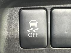 【横滑り防止装置】車両の横滑りを感知すると、自動的に車両の進行方向を保つように車両を制御します。雨の日など滑りやすい路面状況でも安全な運転が可能です。 6