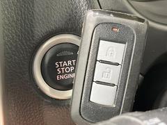 【インテリジェントキー】カバンやポケットに入れたままでもドアの施錠・解錠が可能なスマートキーを装備。エンジンのオン・オフ時もカギを取り出す必要が無いからとっても便利です♪ 7