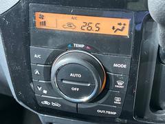 【オートエアコン】一度お好みの温度に設定すれば、車内の温度を検知し風量や温度を自動で調整。暑い…寒い…と何度もスイッチ操作をする必要はありません。快適な車内空間には必須の機能ですね♪ 5