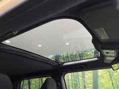 【ガラスルーフ】ガラスルーフ搭載で車内の解放感が一気にアップ！開放的なドライブをお楽しみいただけます。 4