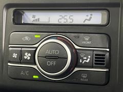 【オートエアコン】一度お好みの温度に設定すれば、車内の温度を検知し風量や温度を自動で調整。暑い…寒い…と何度もスイッチ操作をする必要はありません。快適な車内空間には必須の機能ですね♪ 5