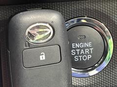 【キーフリーシステム】カバンやポケットに入れたままでもドアの施錠・解錠が可能なスマートキーを装備。エンジンのオン・オフ時もカギを取り出す必要が無いからとっても便利です♪ 7