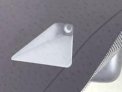 【インテリジェントエマージェンシーブレーキ】フロントカメラで前方の車両や歩行者を検知。衝突しそうな時は衝突被害軽減ブレーキが作動、衝突回避をサポート。より安全にドライブをお楽しみいただけます。 3