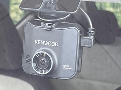 【ドライブレコーダー】安心・安全なカーライフに必須のドライブレコーダーを装備！走行中はもちろん、あおり運転や事故に遭遇した際の状況も映像で記録し、万一のリスクに備えます。 5